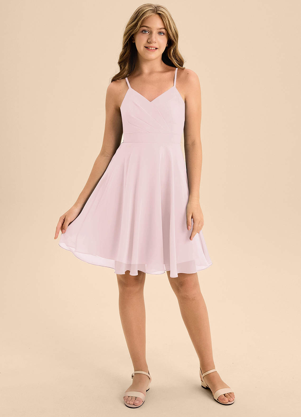 Azazie Avelina Junior Robe Trapèze en Mousseline de soie Plissée Rose Pâle image1