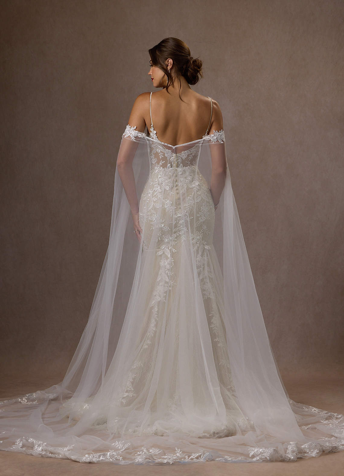 Azazie Leonie Vestidos de novia Vestido de Blanco Diamante Champán de Tul de Corte Sirena con Lentejuelas Cuello V image3
