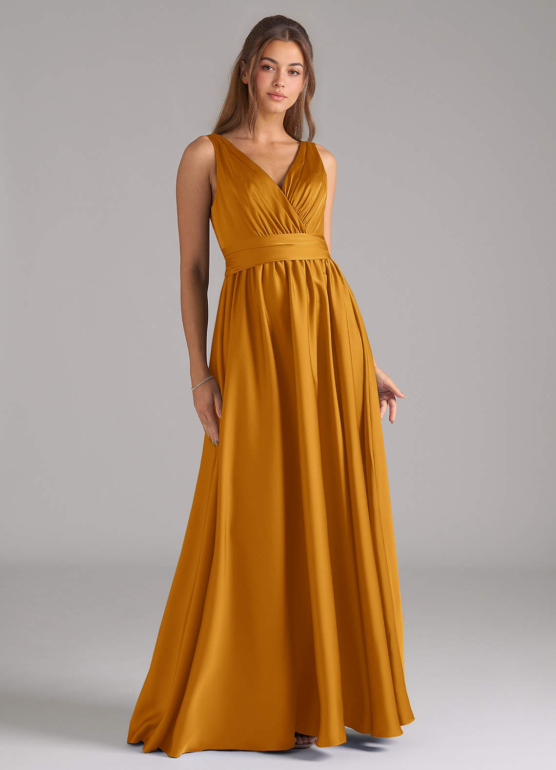 Azazie Kora Vestidos de damas de honor Vestido de Caramelo de Satén Elástico de Corte en A con Plisado image1