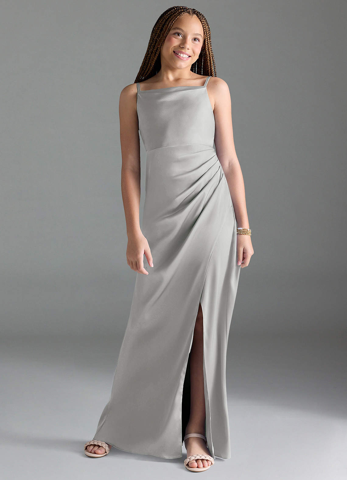 Azazie Leonis Junior Robe Trapèze en Satin extensible Plissée Argent image1