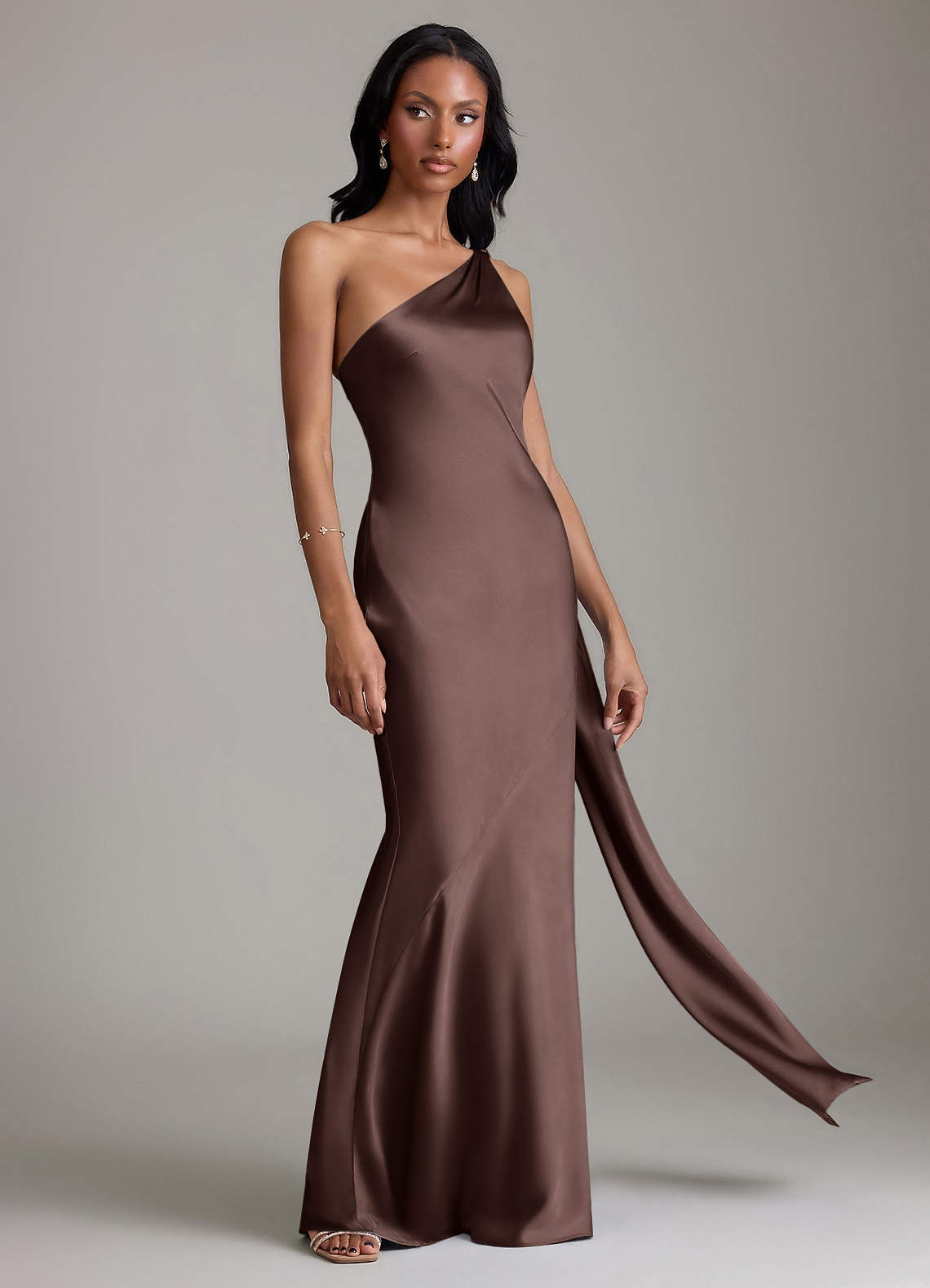 Azazie Juniper Vestidos de damas de honor Vestido de Ganache de Satén Elástico de Corte Sirena con Hombro unilateral image4