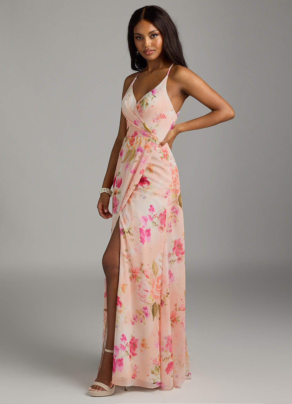 Azazie Davis Essayer des robes à la maison Robe Trapèze en Mousseline de soie Col en V Bouquet Florale Abstrait image5