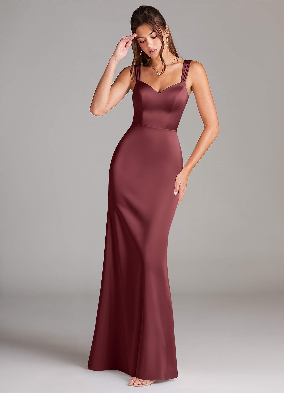 Azazie Denice Vestidos de damas de honor Vestido de Merlot de Satén Elástico de Corte Recto con Plisado image1