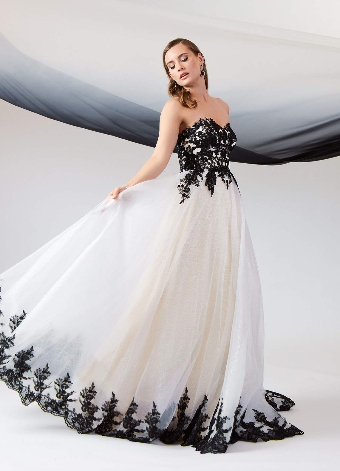 Azazie Adelaide Abiti da Sposa Abito A-Line in Tulle Pizzo Nero Champagne image2