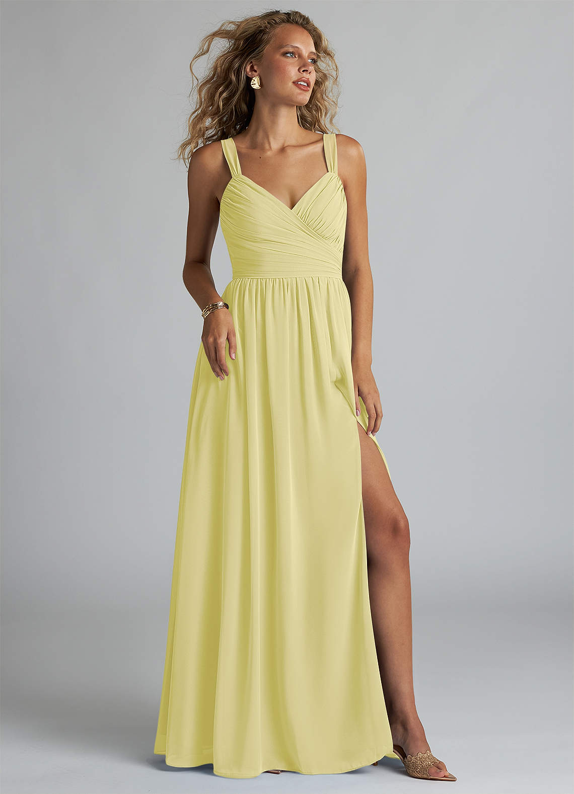 Azazie Aziza Robes de demoiselle d'honneur Robe Trapèze en Mousseline de soie Col V plissé Sorbet Citron image1