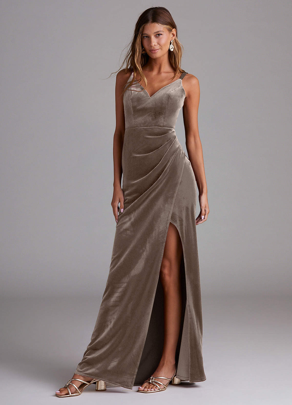 Azazie Leo Vestidos de damas de honor Vestido de Taupe Plateado de terciopelo de Corte Recto con Plisado image1