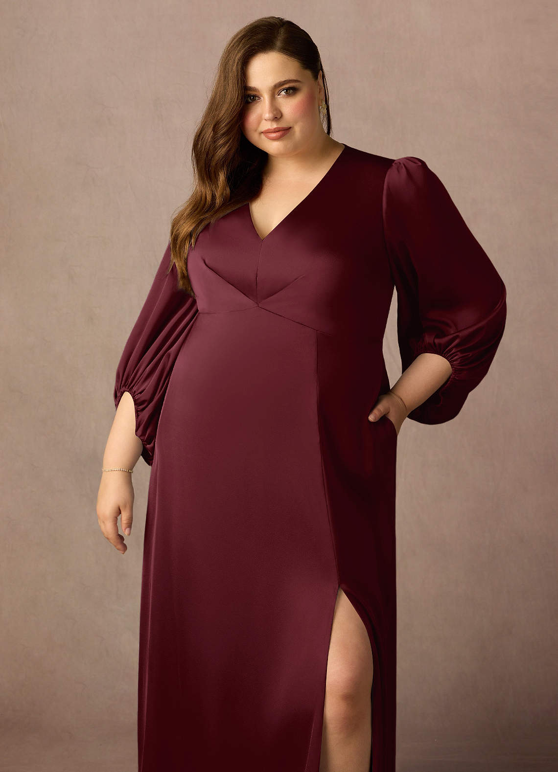Azazie Luna Abiti per la Madre della Sposa Abito A-Line in Raso Elasticizzato Plissettato Cabernet image4