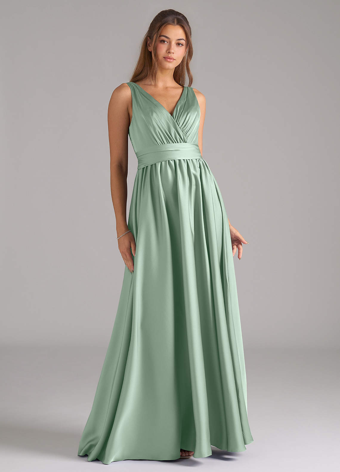 Azazie Kora Robes de demoiselle d'honneur Robe Trapèze en Satin extensible Plissée Agave image1