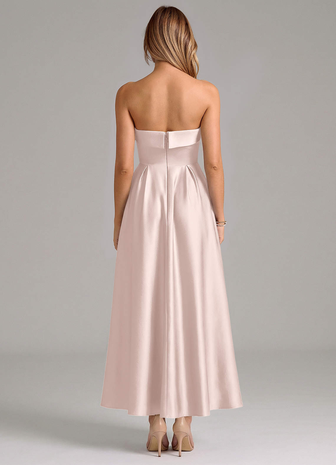 Azazie Lucienne Robes de demoiselle d'honneur Robe Trapèze en Satin extensible Plissée Rose Pâle image5