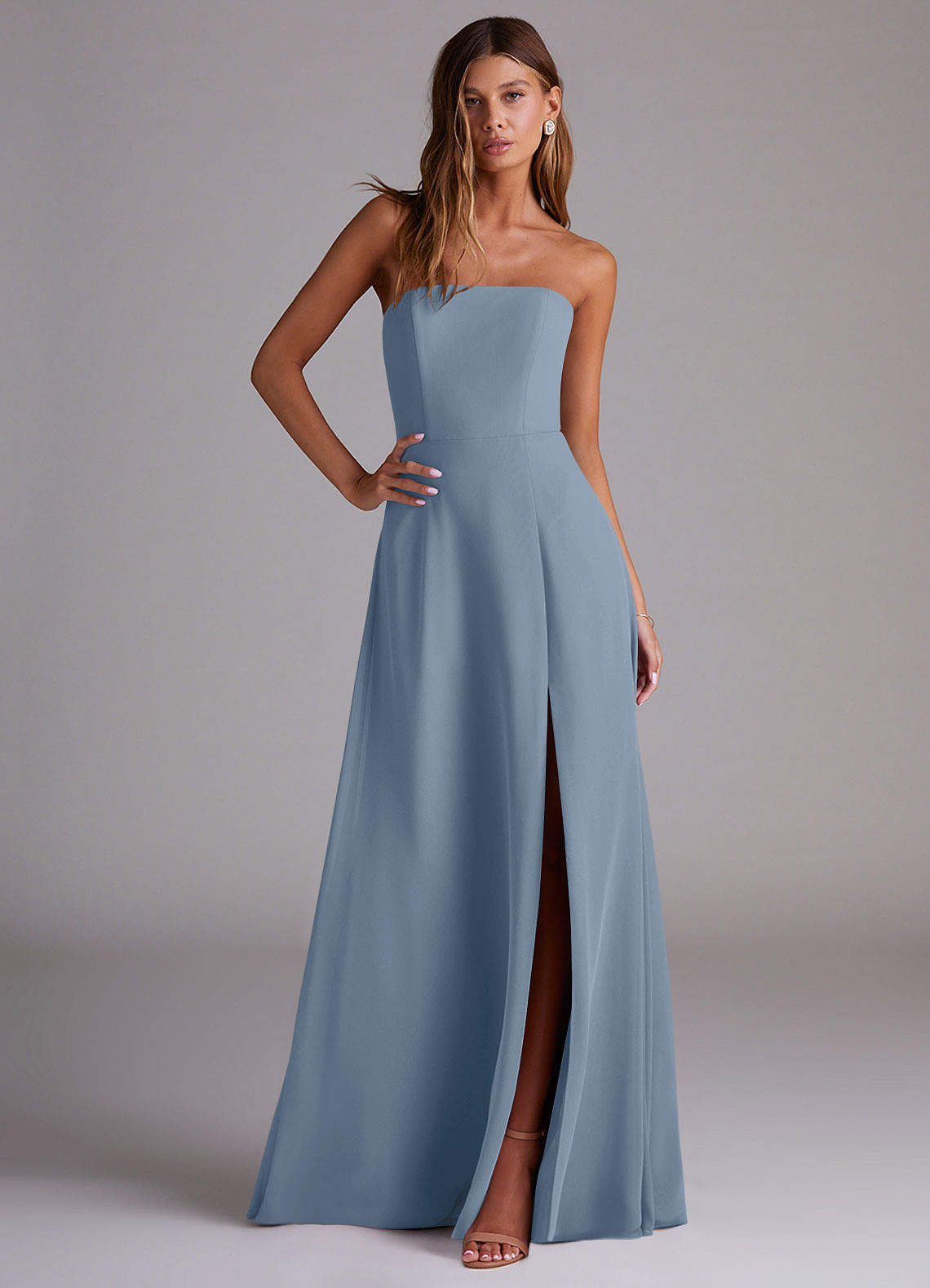 Azazie Wren Vestidos de damas de honor Vestido de Azul Polvoriento de Gasa de Corte en A Convertible con Corte Lateral image2