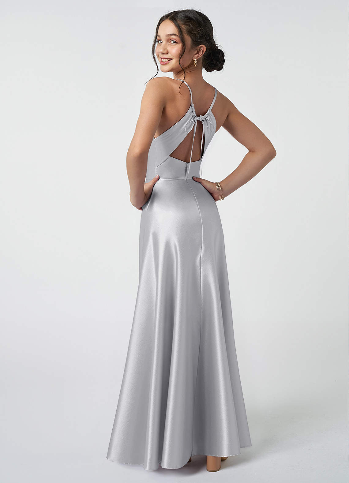 Azazie Avelina Junior Vestido de Plata de Satén Metálico de Corte en A con Plisado image1