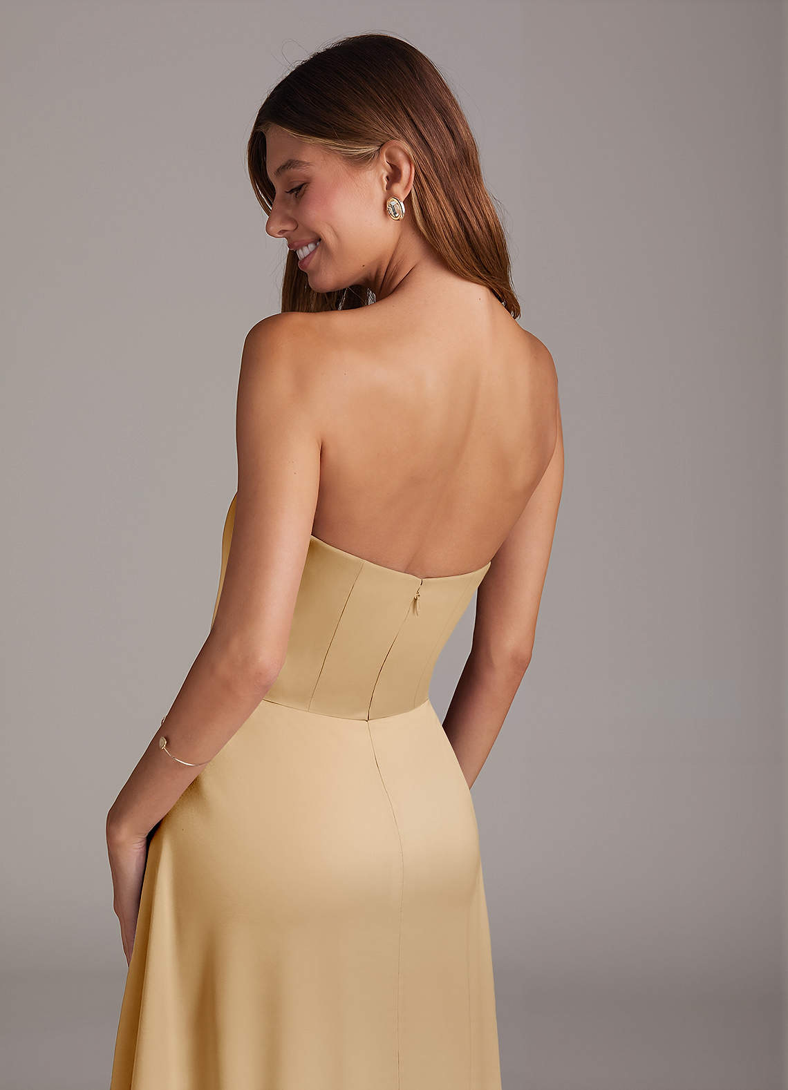 Azazie Wren Vestidos de damas de honor Vestido de Oro de Satén Elástico de Corte en A Convertible con Sin tirantes image3