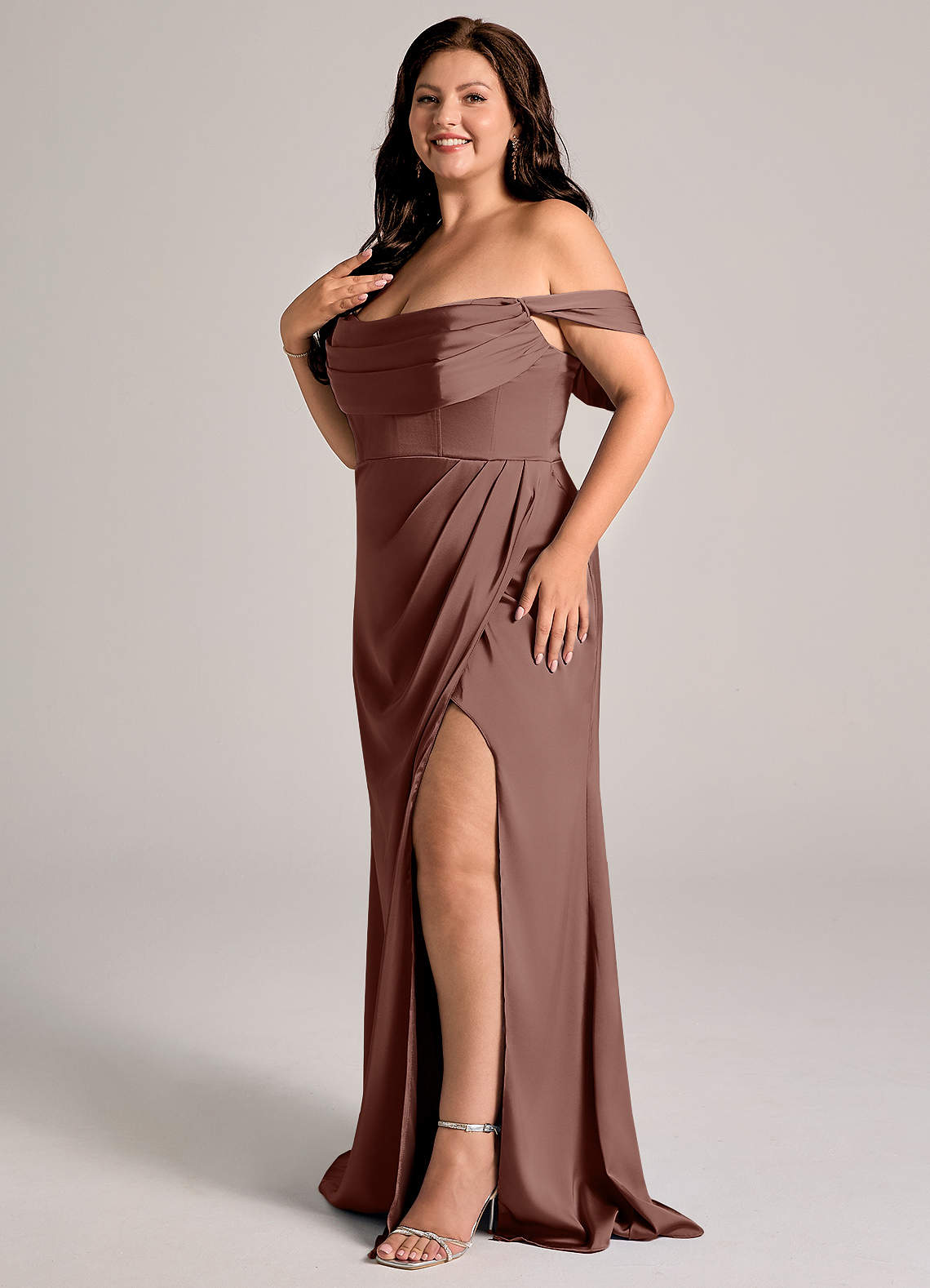 Azazie Johana Robes de demoiselle d'honneur Robe Sirène Convertible en Satin extensible Épaule décolletée Expresso image9