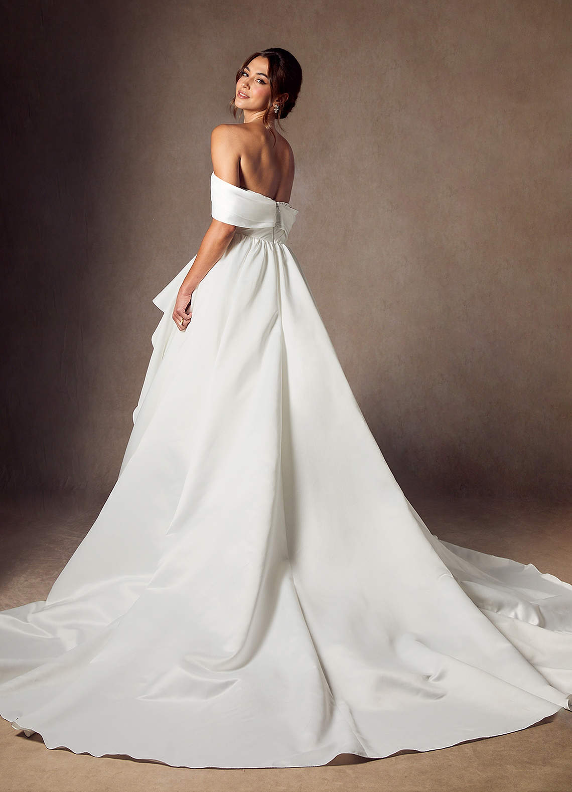 Azazie Alexandria Robes de mariée Robe Trapèze en Mat Satiné Épaule décolletée Blanc De Diamant image1