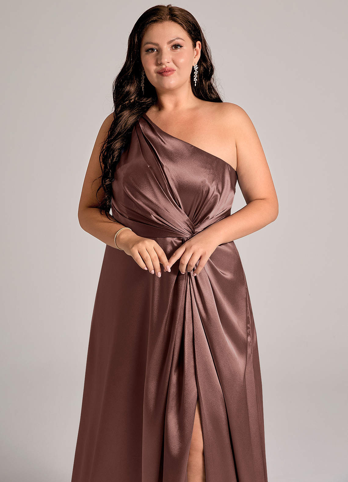 Azazie Brooke Robes de demoiselle d'honneur Robe Trapèze en Satiné métallisé Une épaule Expresso image12