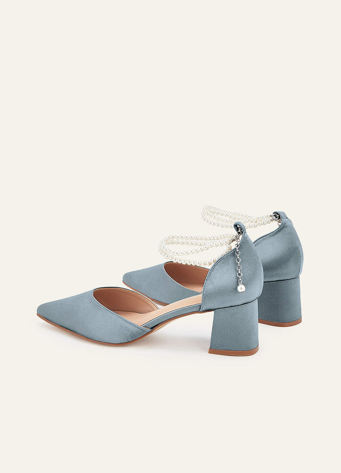 front Sapatos de salto bloco com bico fino e tira de pérolas em cetim metálico na mesma cor