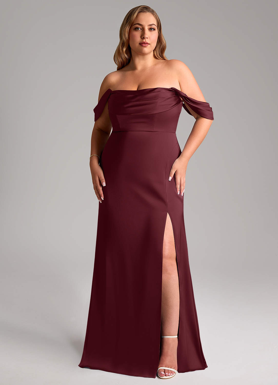 Azazie Saige Robes de demoiselle d'honneur Robe Fourreau en Satin extensible Épaule décolletée Cabernet image1