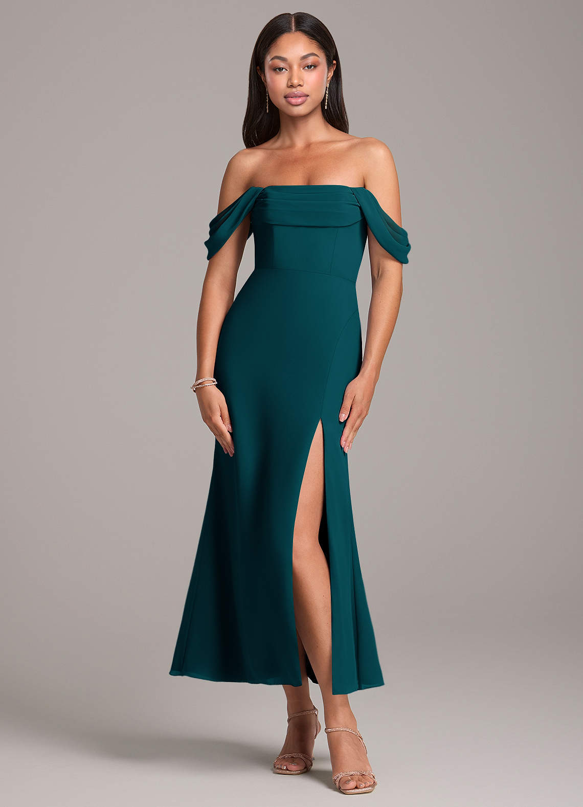 Azazie Saige Robes de demoiselle d'honneur Robe Fourreau Convertible en Mousseline de soie Épaule décolletée Vert Pin image1