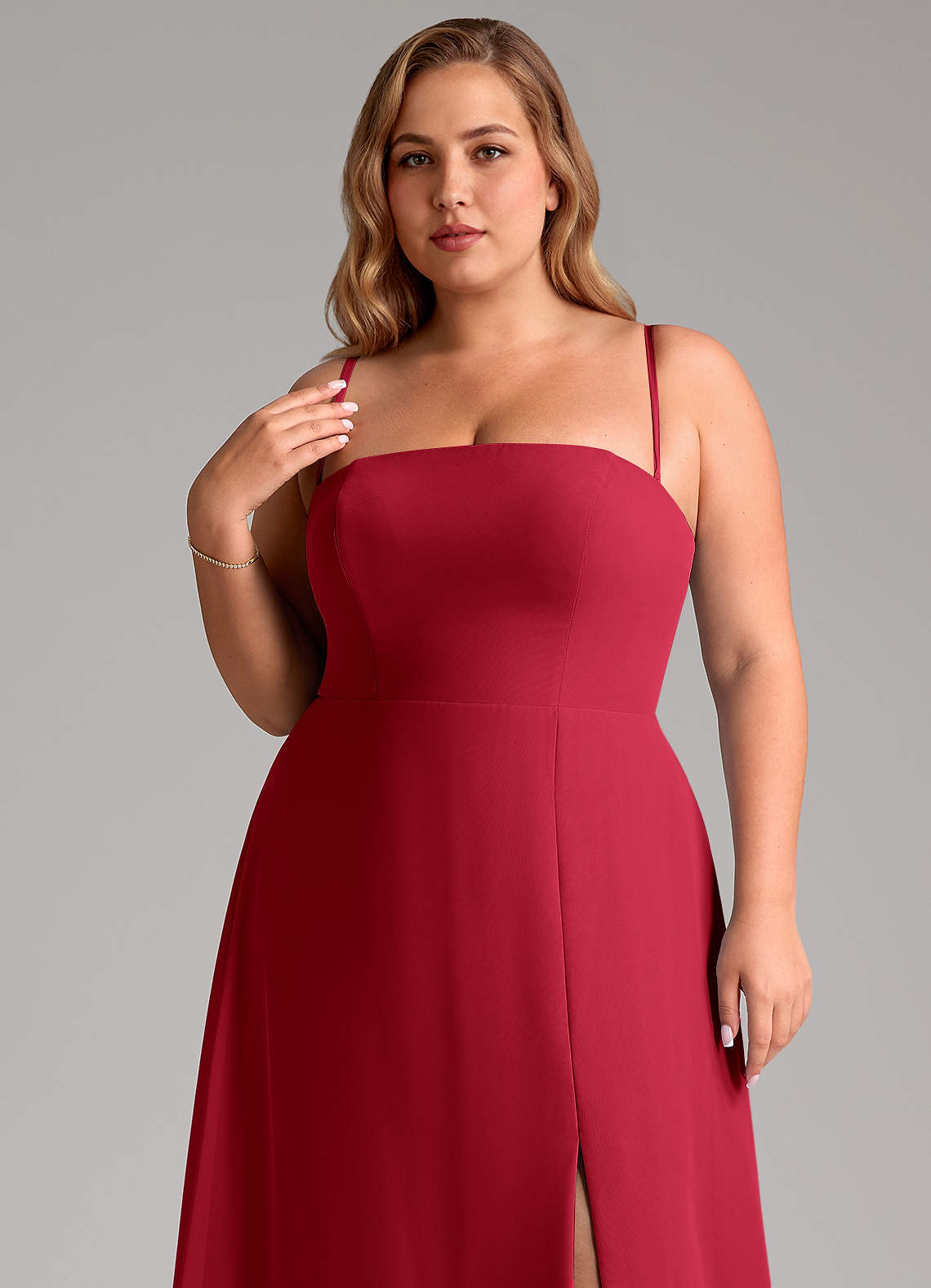 Azazie Wren Vestidos de damas de honor Vestido de Escarlata de Gasa de Corte en A Convertible con Corte Lateral image10
