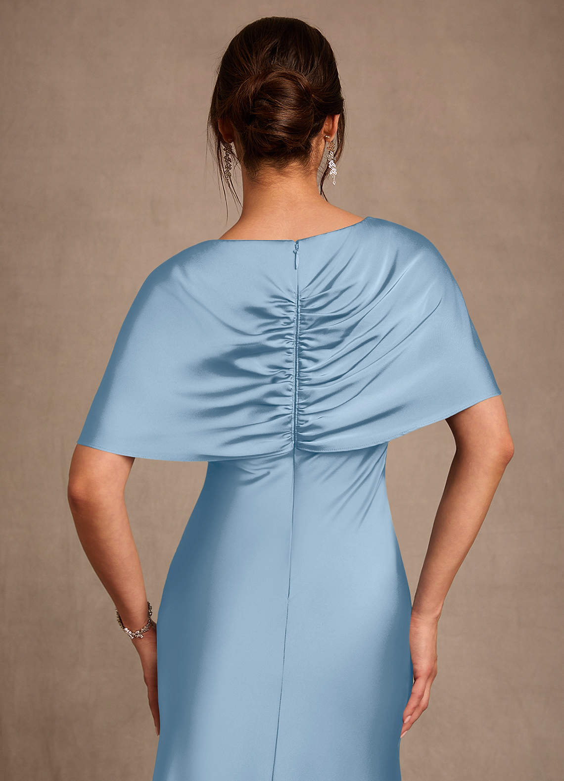 Azazie Dosia vestidos de madre de la novia Vestido de Azul Pálido de Satén Elástico de Corte Recto con Plisado image4
