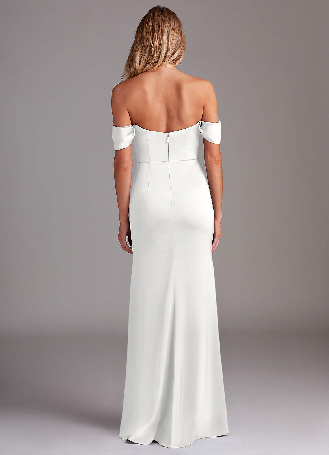 Azazie Saige Jurken voor bruidsmeisjes Jurk van Stretch Satijn met Kolom Off the Shoulder Wit image9