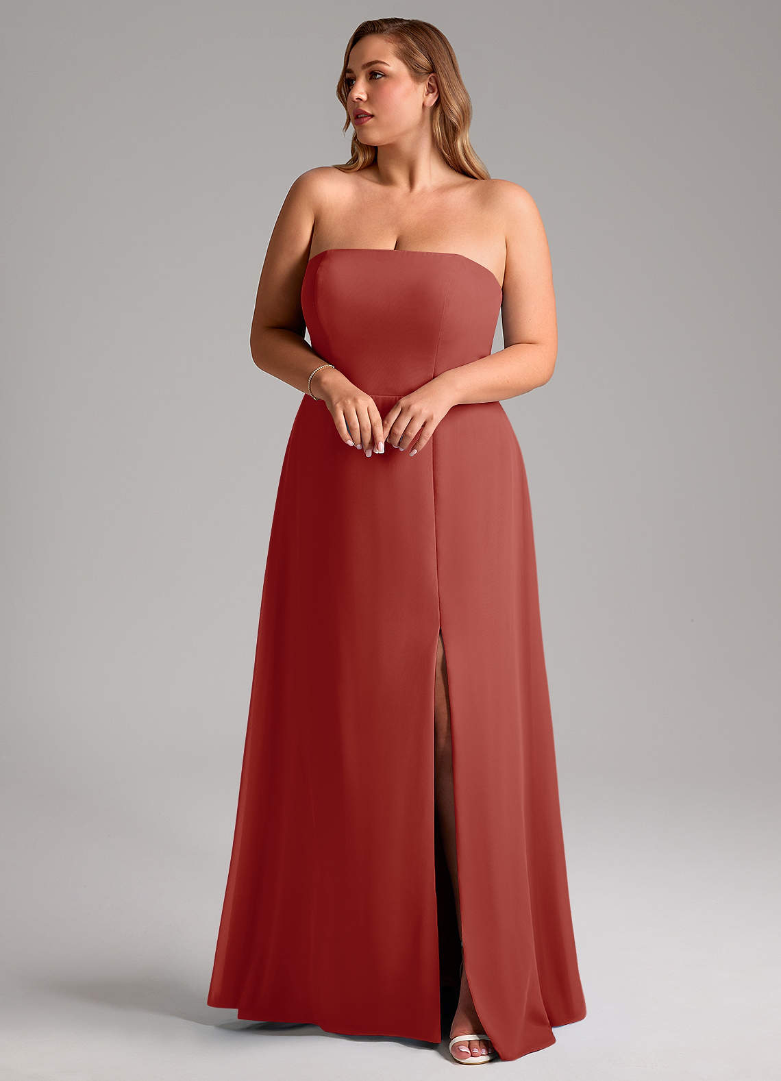 Azazie Wren Vestidos de damas de honor Vestido de Terracota de Gasa de Corte en A Convertible con Corte Lateral image9