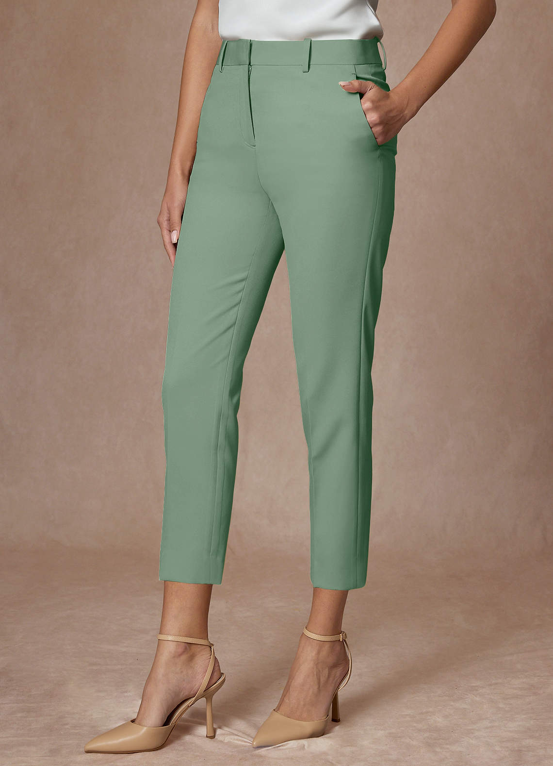front Whitney Matcha Pantalon habillé court performant en tissage raffiné