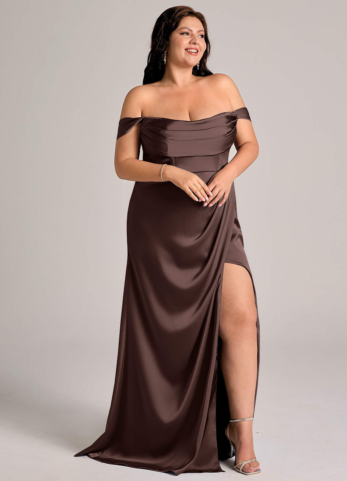 Azazie Johana Robes de demoiselle d'honneur Robe Sirène Convertible en Satin extensible Épaule décolletée Ganache image10