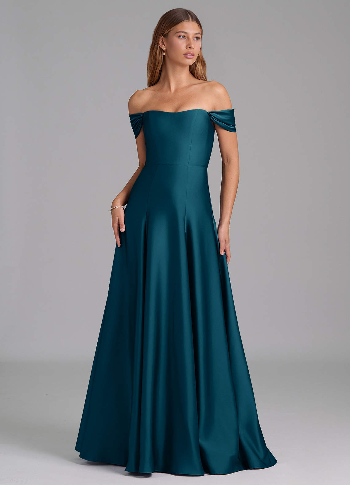 Azazie Seriana Jurken voor bruidsmeisjes Converteerbaar Jurk van Stretch Satijn met A-Lijn Off the Shoulder Inkt Blauw image1