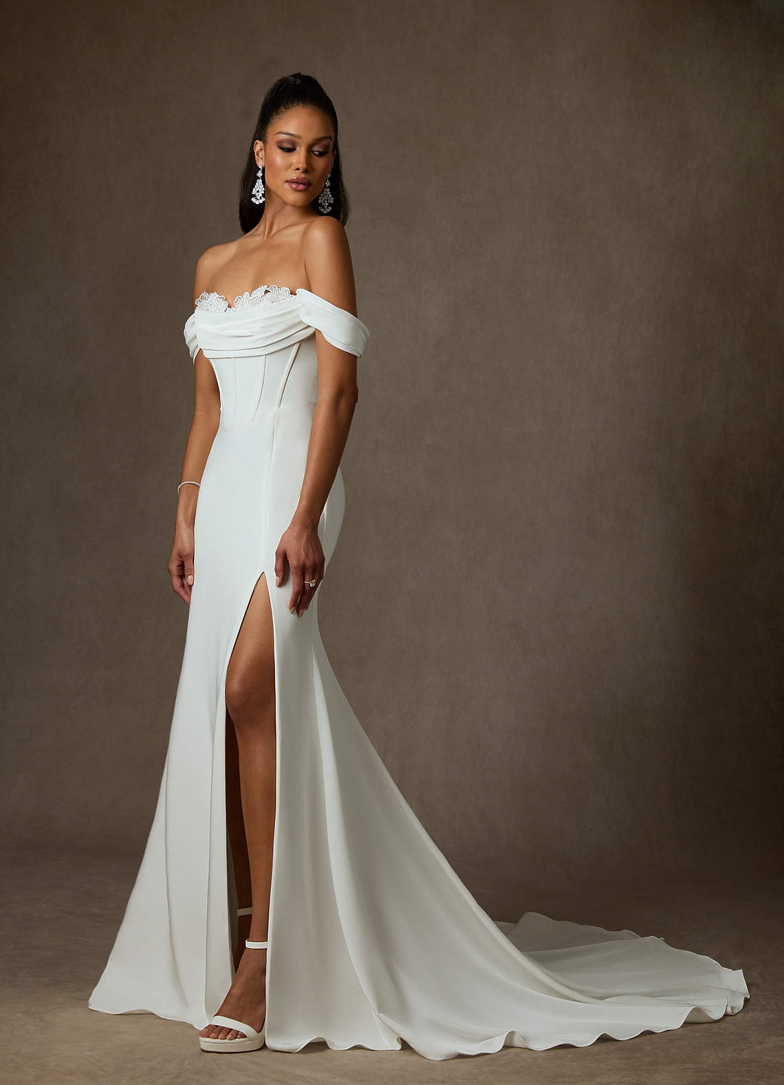 Azazie Viri Robes de mariée Robe Sirène en Crêpe Dos Satin Encolure en Forme de Cœur Blanc De Diamant image2