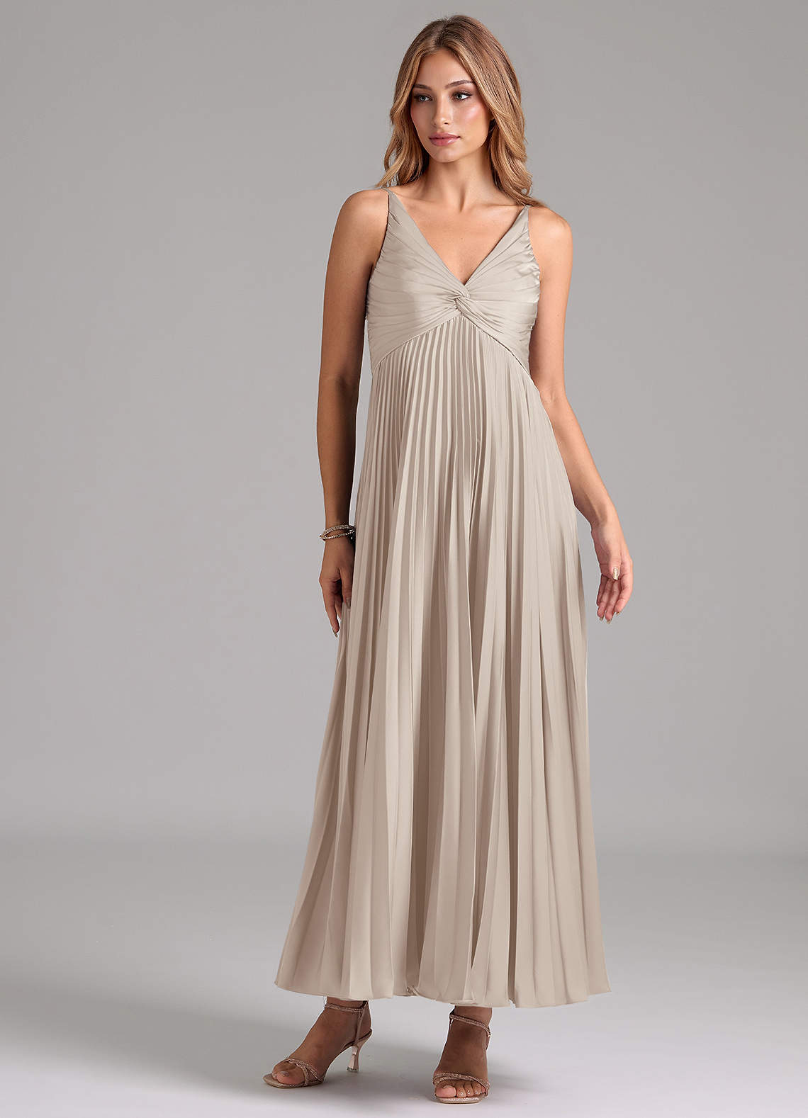 Azazie Raychelle Robes de demoiselle d'honneur Robe Trapèze en Satin extensible Plissée Givre image1