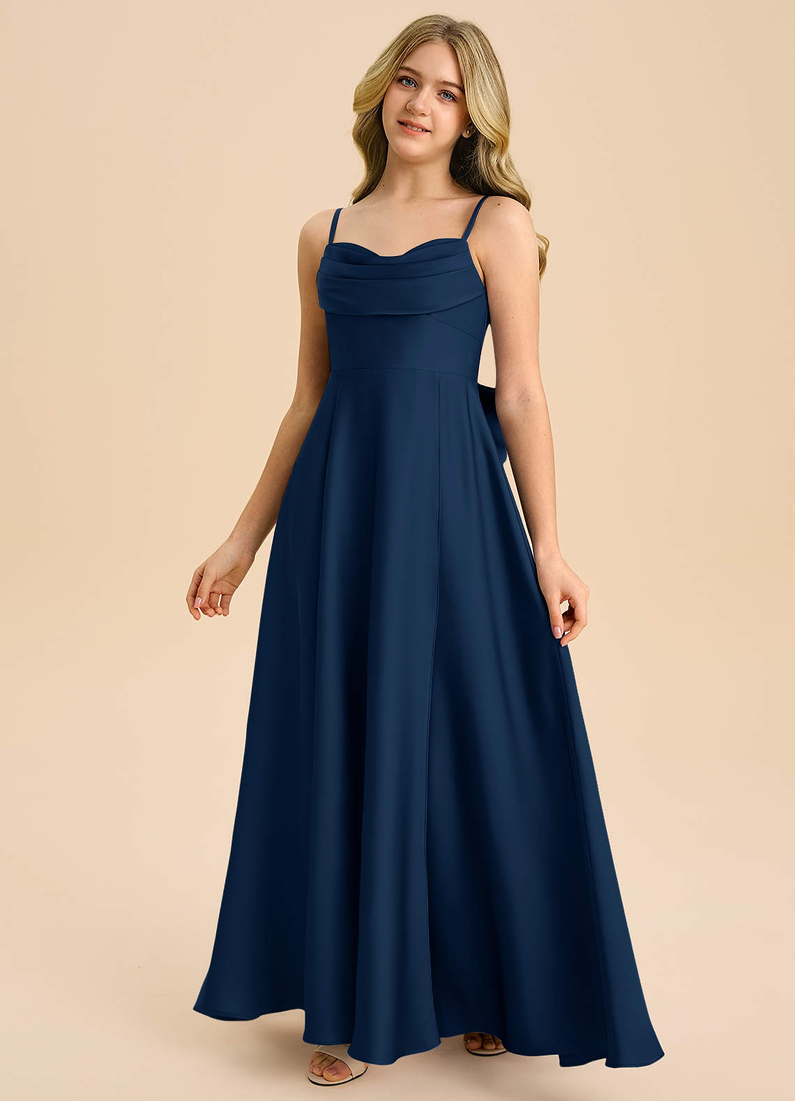 Azazie Bear Junior Vestido de Azul Marino Oscuro de Satén Elástico de Corte en A con Escote de Corazón image3