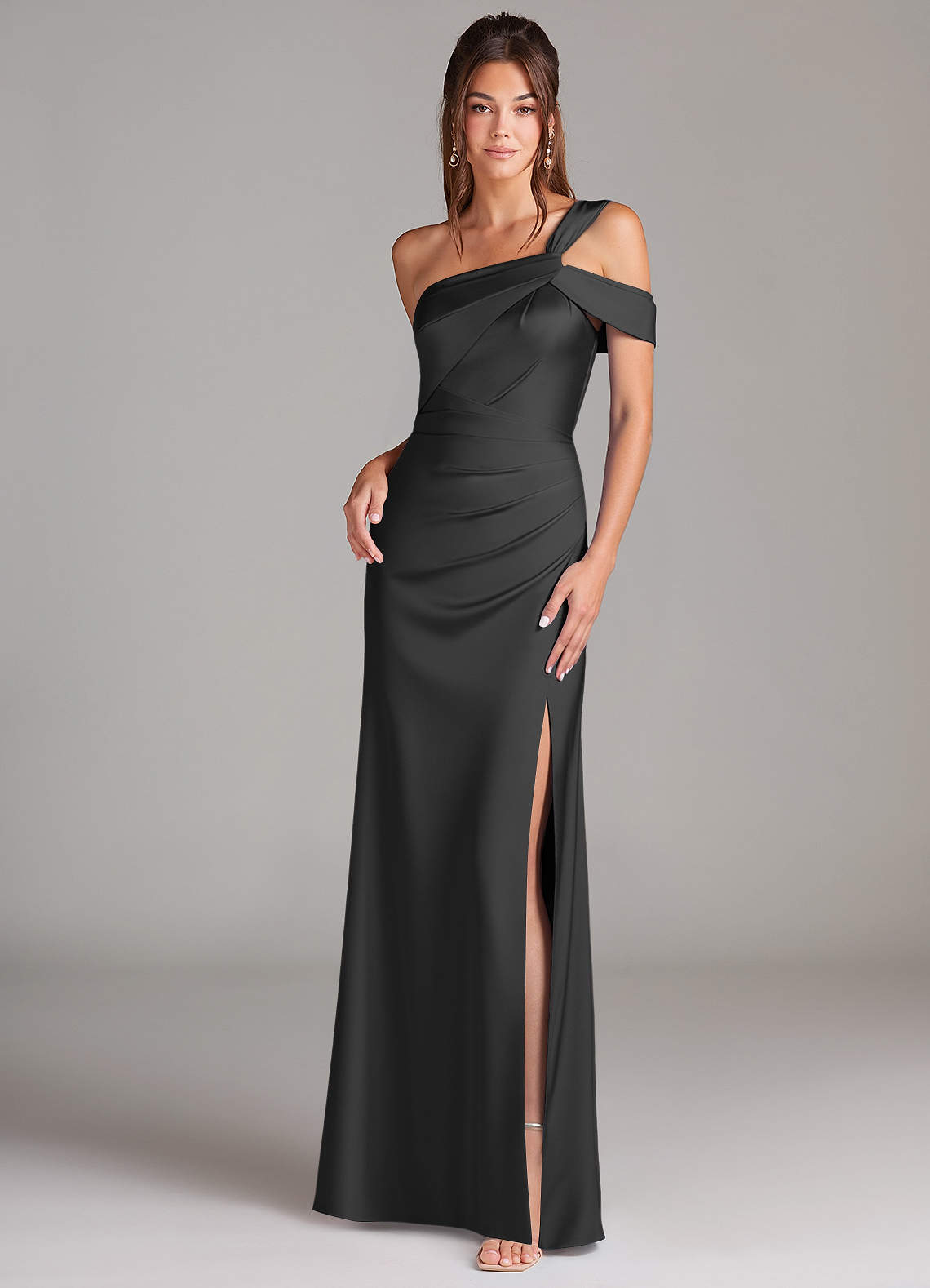 Azazie Wynter Jurken voor bruidsmeisjes Jurk van Stretch Satijn met Kolom Off the Shoulder Zwart image1