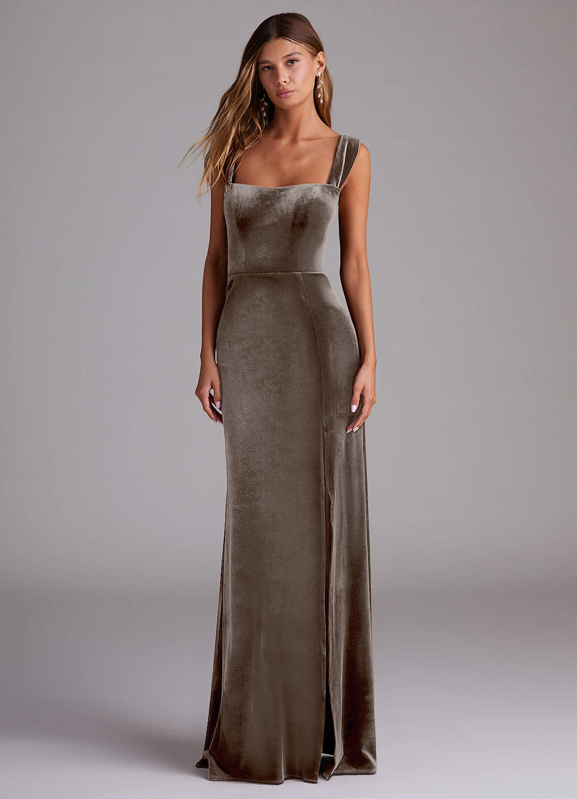 Azazie Junia Robes de demoiselle d'honneur Robe Fourreau Convertible en velours Épaule décolletée Taupe Argenté image1