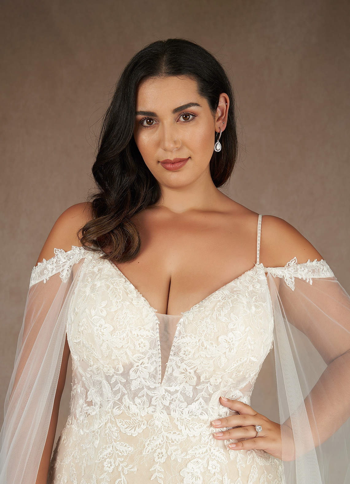 Azazie Leonie Vestidos de novia Vestido de Blanco Diamante Champán de Tul de Corte Sirena con Lentejuelas Cuello V image21