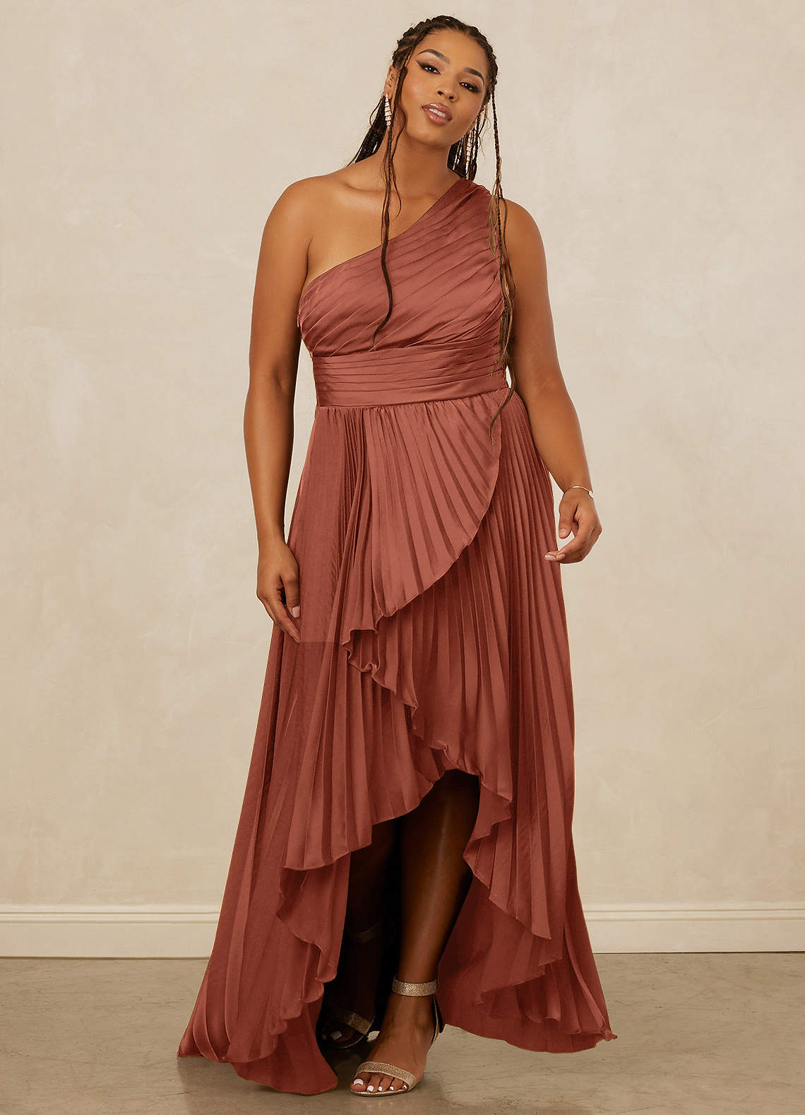 Christian Siriano Bridal for Azazie 1008 Robes de demoiselle d'honneur Robe Trapèze en Satin extensible Ue épaule Argile image1