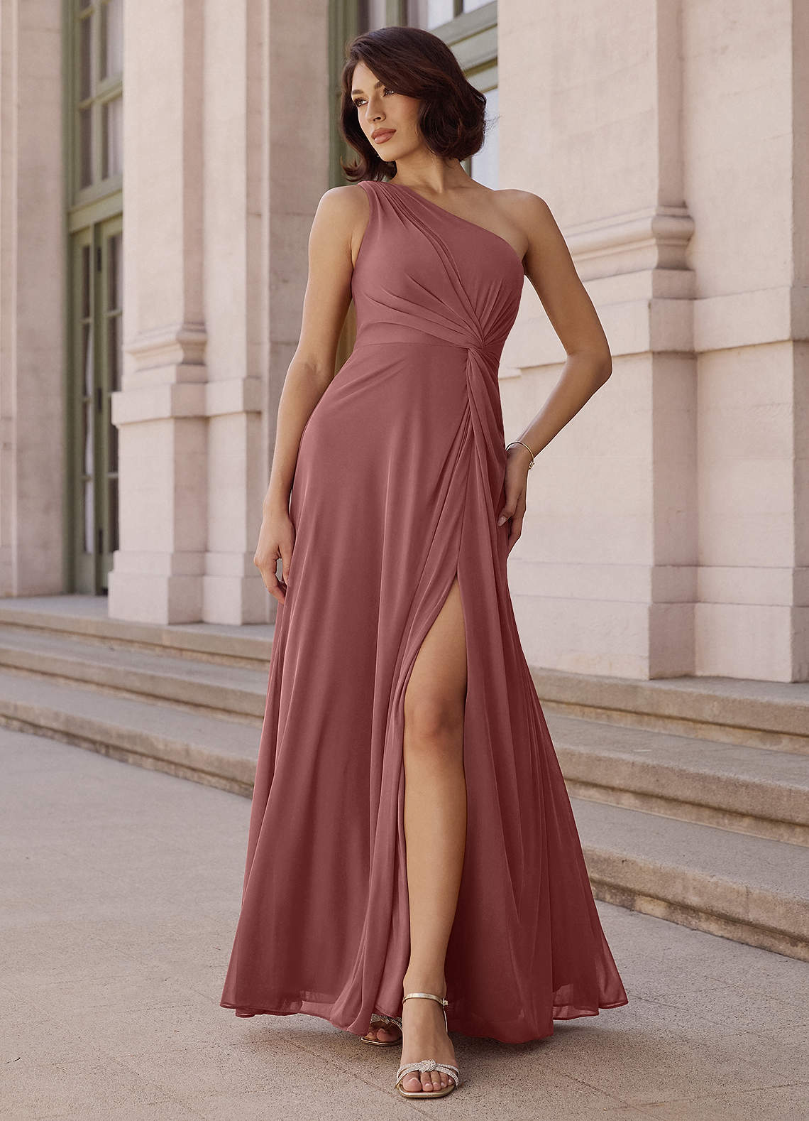 Azazie Brooke Vestidos de damas de honor Vestido de Rosa Del Desierto de Gasa de Corte en A con Hombro unilateral image1