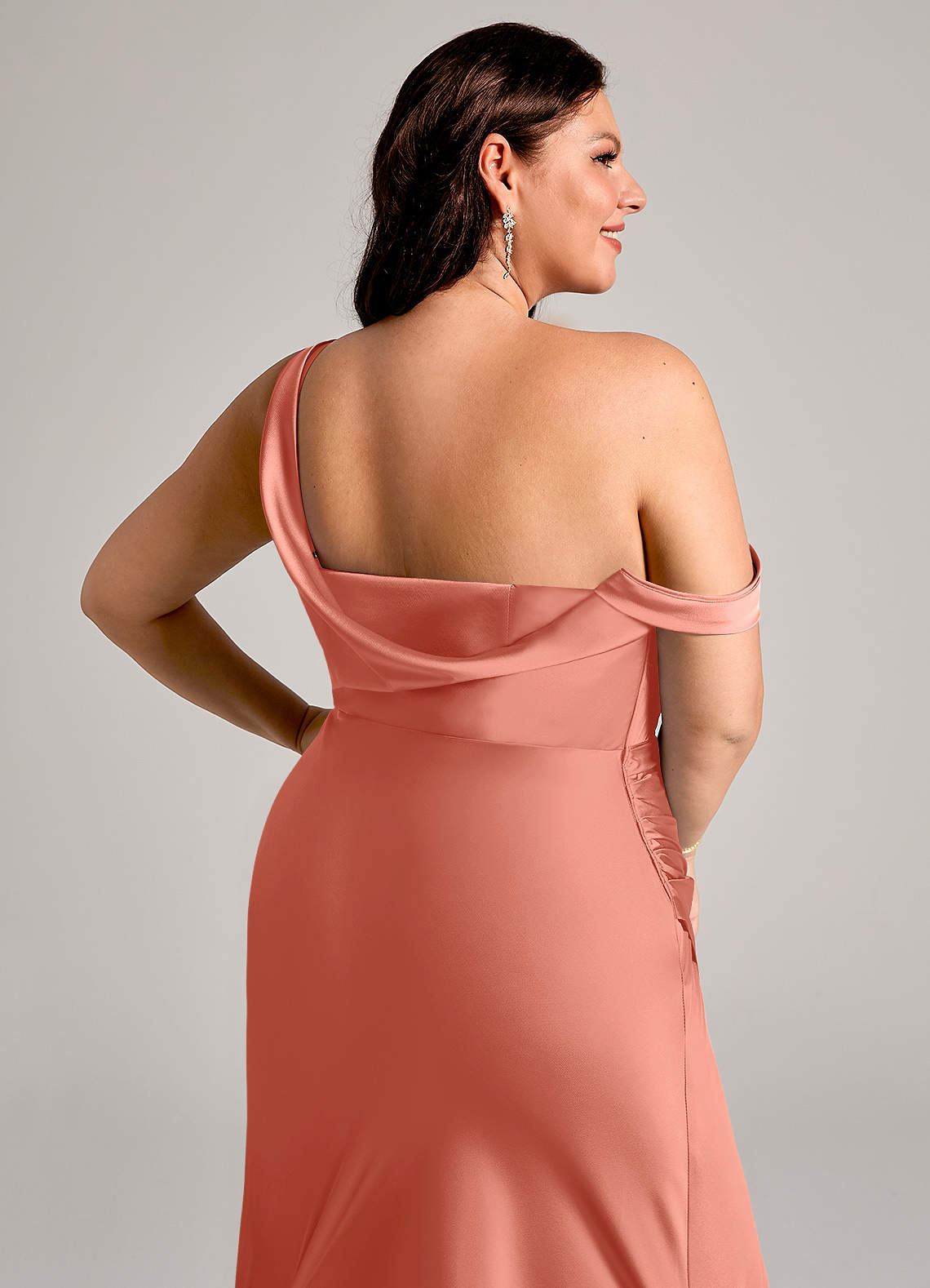 Azazie Madelyn Robes de demoiselle d'honneur Robe Sirène Convertible en Satin extensible Une épaule Rose Saumon image13