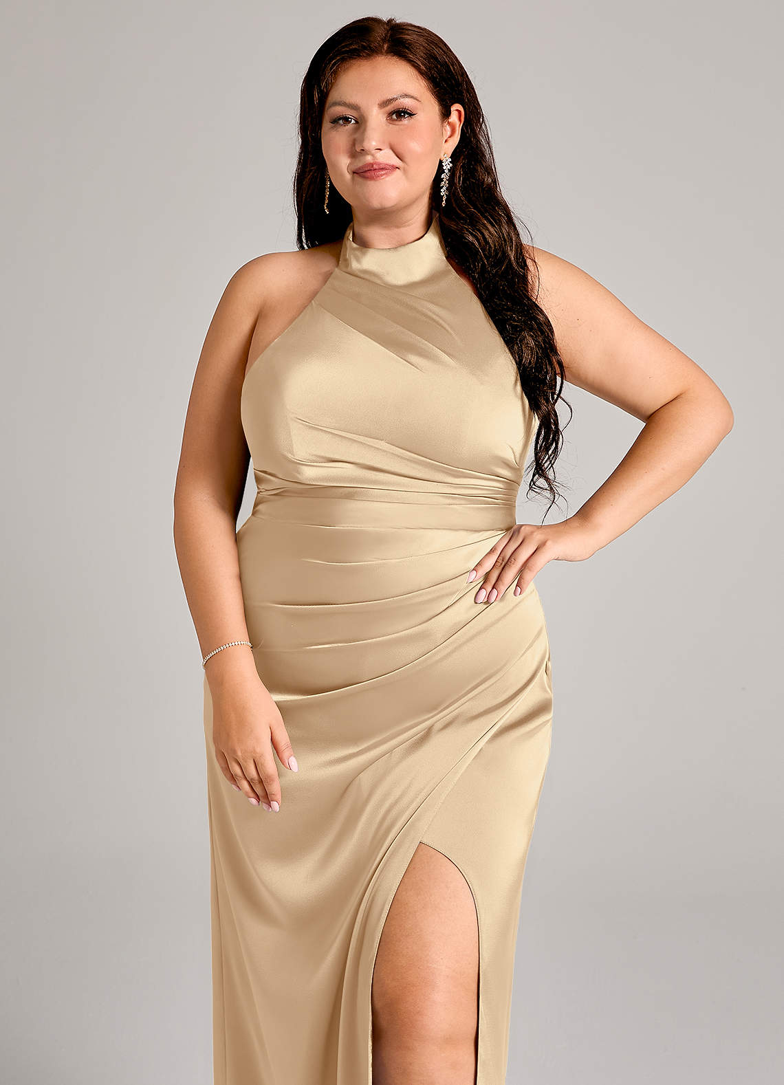 Azazie Jemma Robes de demoiselle d'honneur Robe Fourreau en Satin extensible Plissée Champagne image7
