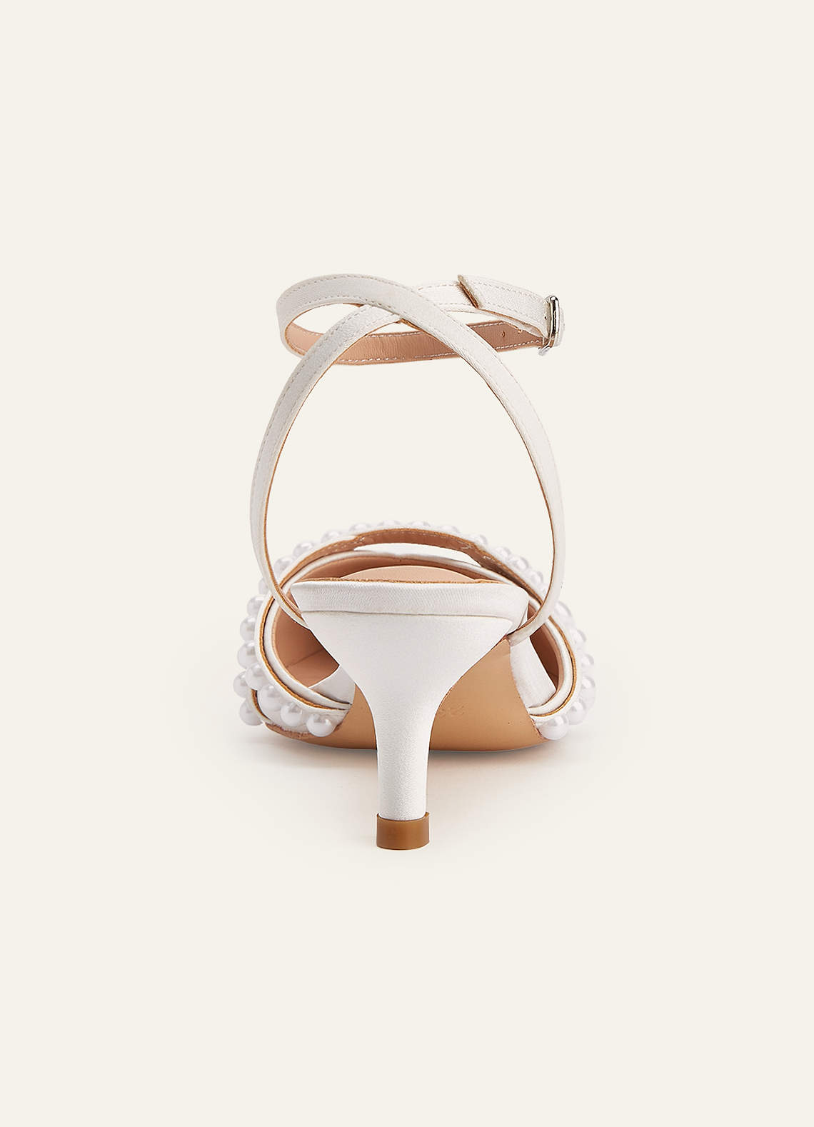 front Sapato de salto baixo com bico fino e pérolas em cetim metálico