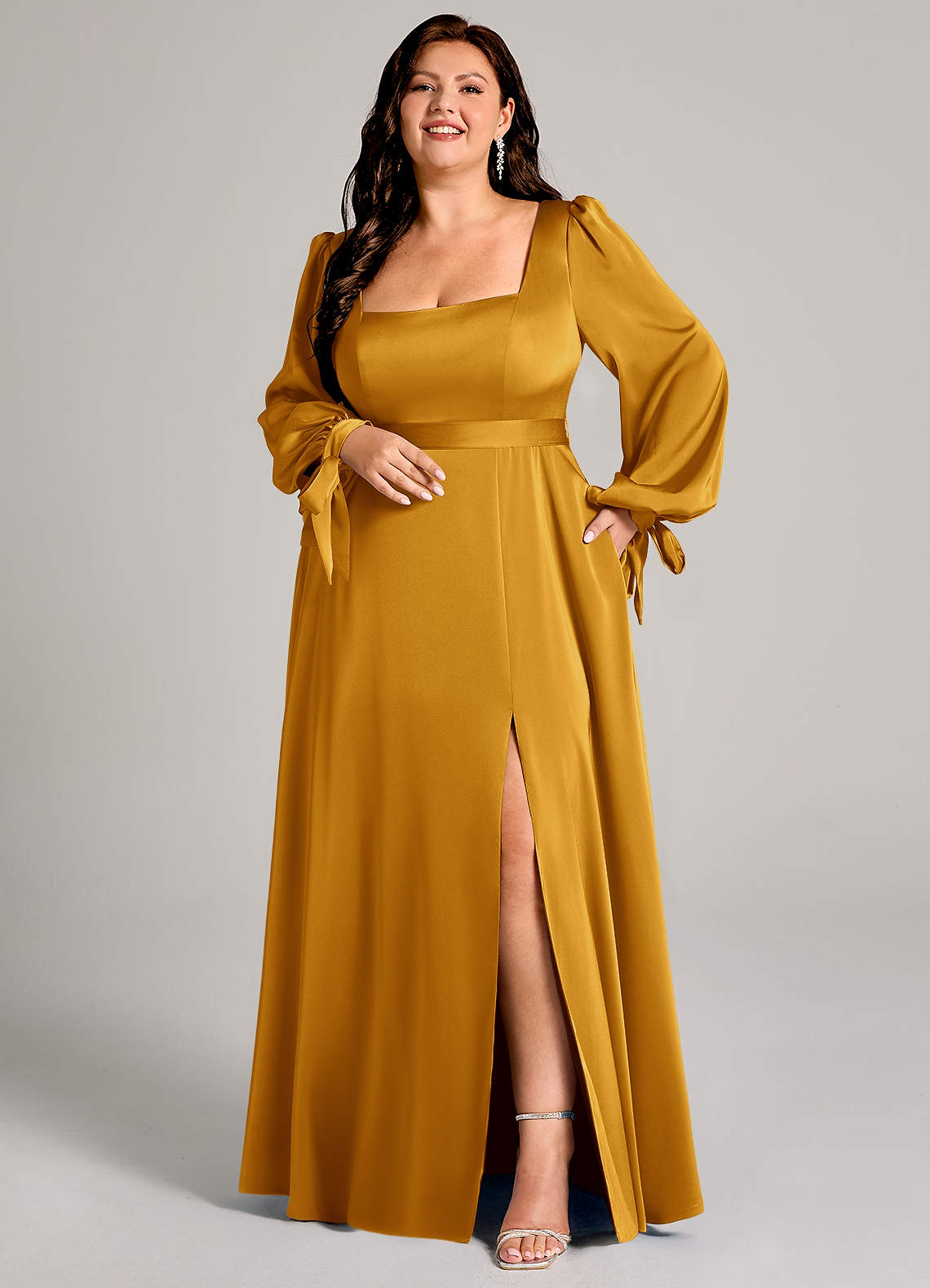 Azazie Leonia Robes de demoiselle d'honneur Robe Trapèze en Satin extensible Manche longue Caramel écossais image1