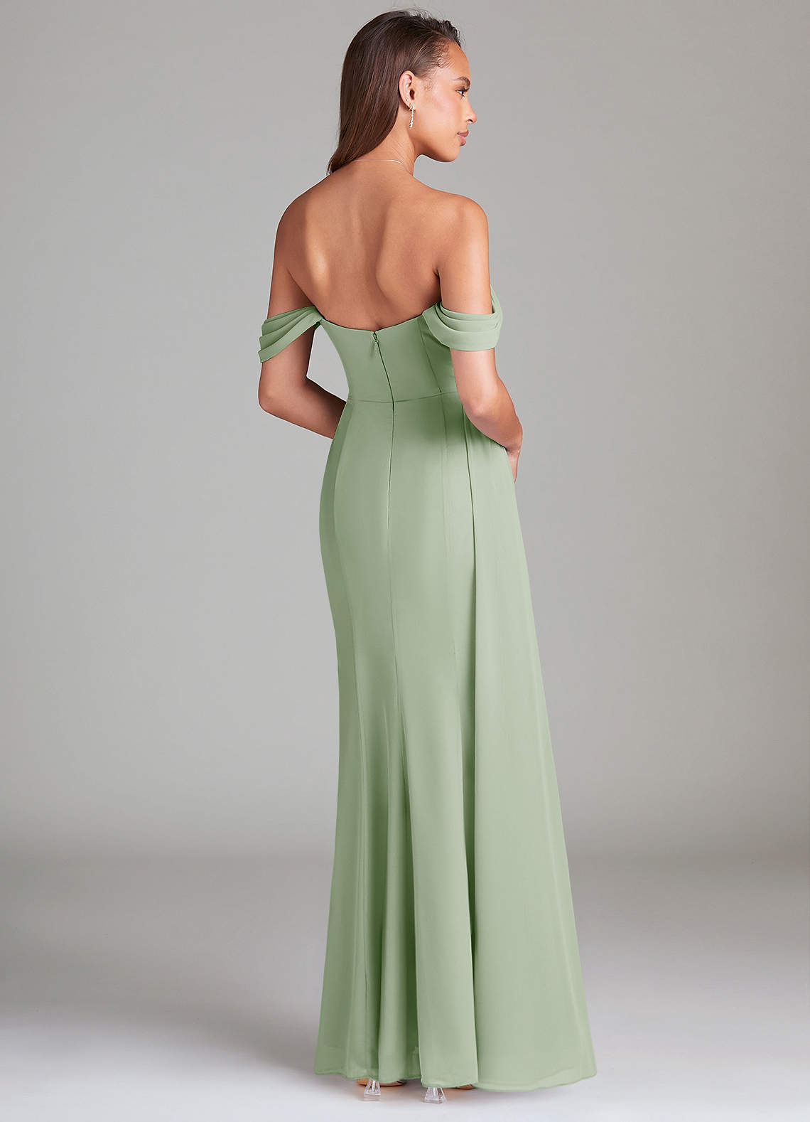 Azazie Amyra Robes de demoiselle d'honneur Robe Fourreau Convertible en Mousseline de soie Épaule décolletée Vert Sauge image4