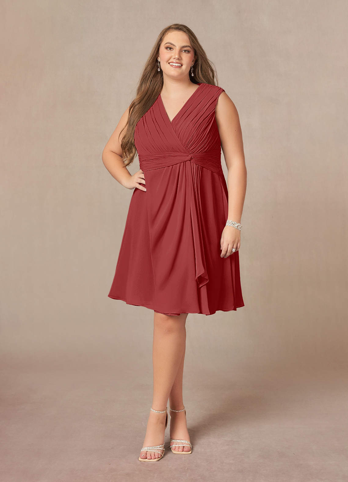 Azazie Theron Mère de la mariée Robes Robe Trapèze en Mousseline de soie Col V plissé Rouille image1