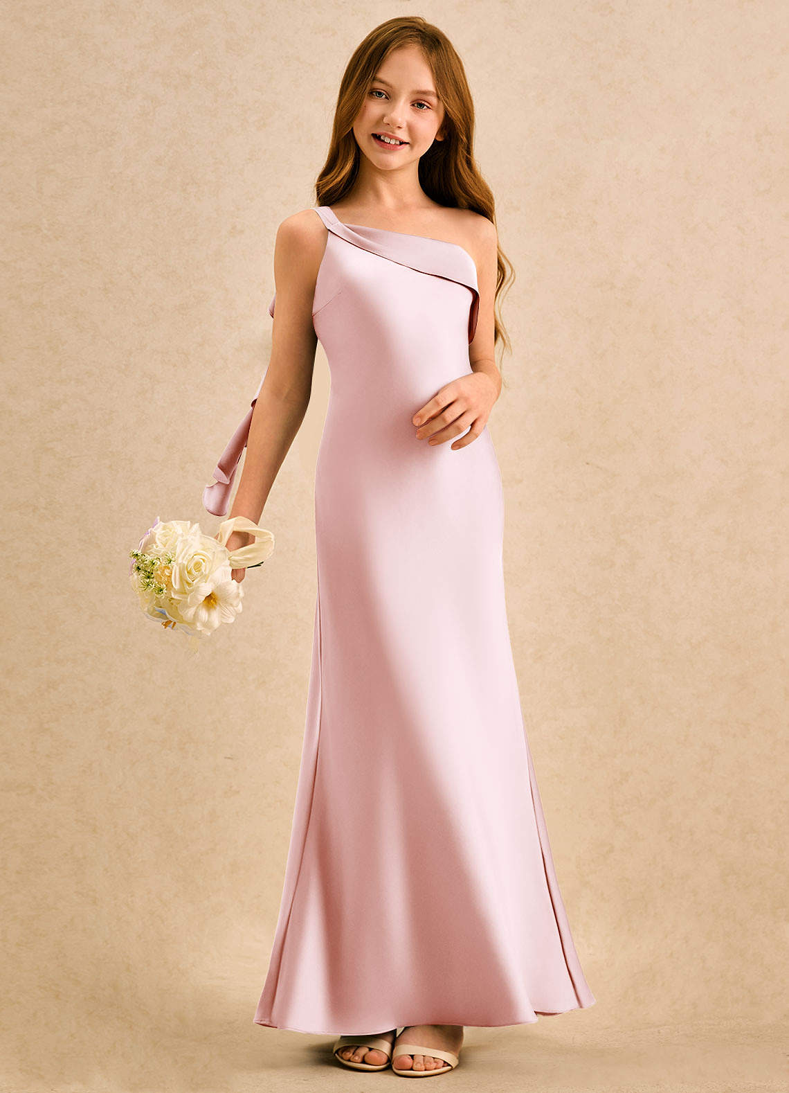 Azazie Almond Girls Formal Sukienki dla dziewczynek sypiących kwiaty Osłona Jedno ramię Satyna elastyczna Długość podłogi Sukienka image1