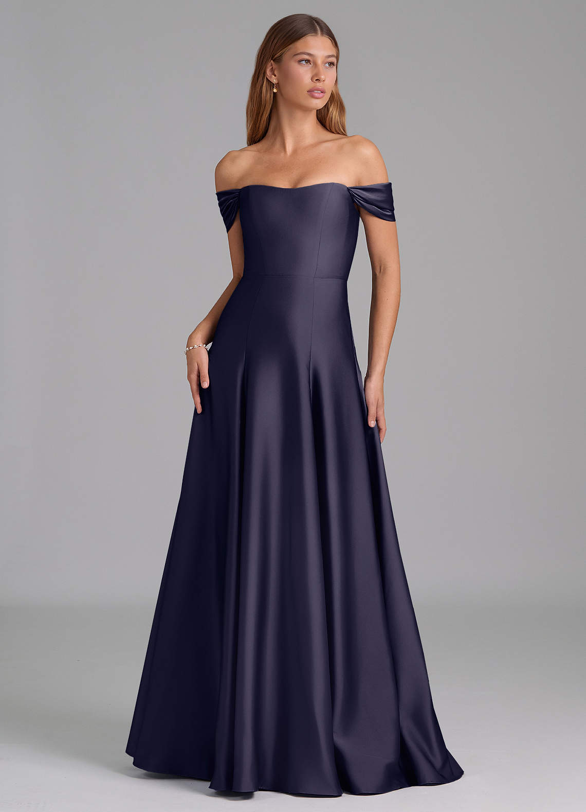 Azazie Seriana 신부 들러리 드레스 A라인 오프 더 숄더 스트레치 새틴 바닥 길이 드레스 image1