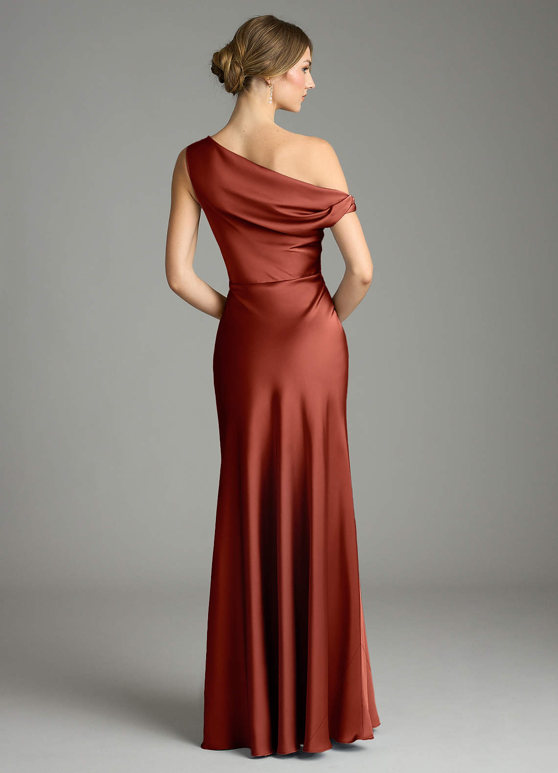 Azazie Emerson Robes de demoiselle d'honneur Robe Sirène en Satin extensible Épaule décolletée Terracotta image2