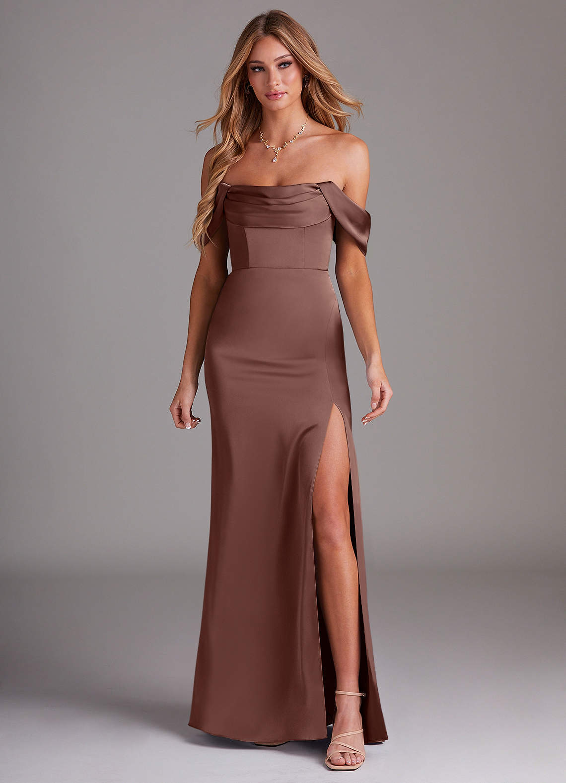 Azazie Saige Vestidos de madrinha de casamento Vestir Café Expresso de Cetim elástico de Bainha com Fora do ombro image2