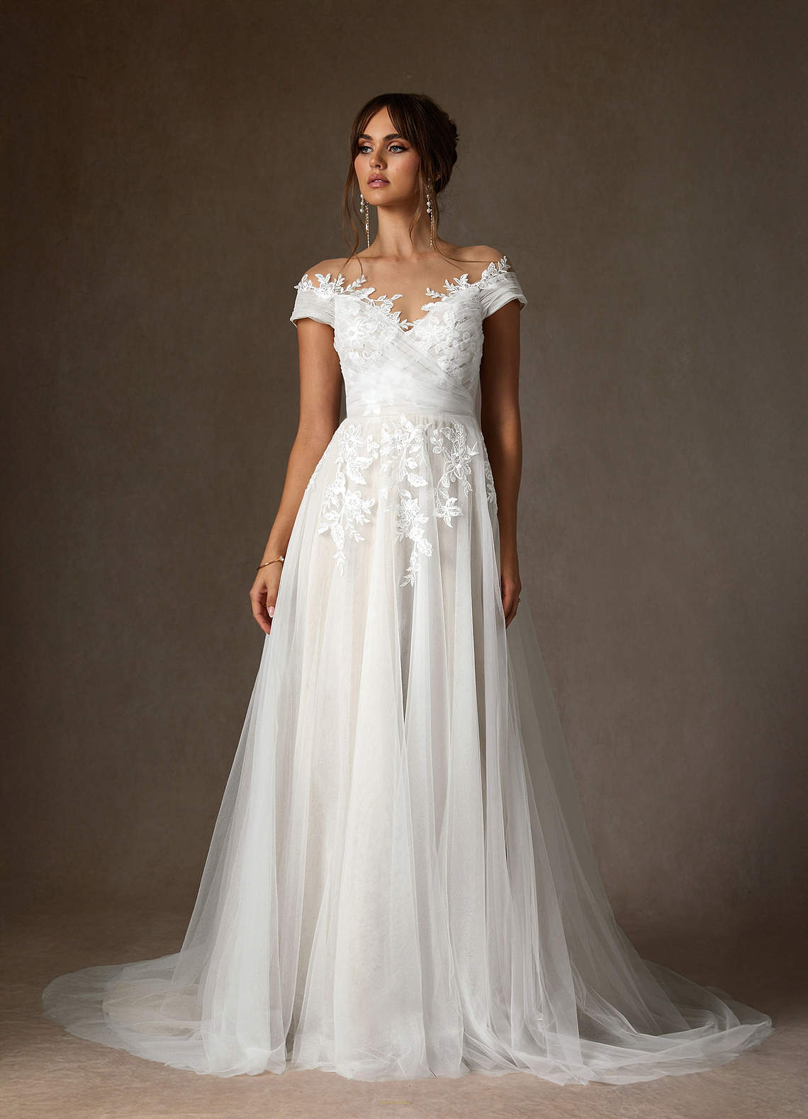 Azazie Cindy Vestido Diamante Branco de Tule de Linha A com Fora do ombro |  Azazie, image size:1140x1578