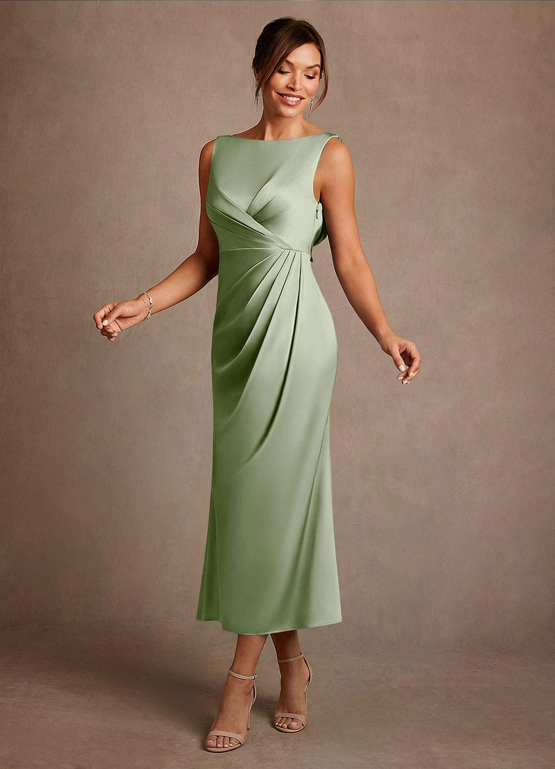 Azazie Mazhe Vestidos para mãe da noiva Vestido Dusty Sage de Cetim elástico de Linha A com Plissado image2