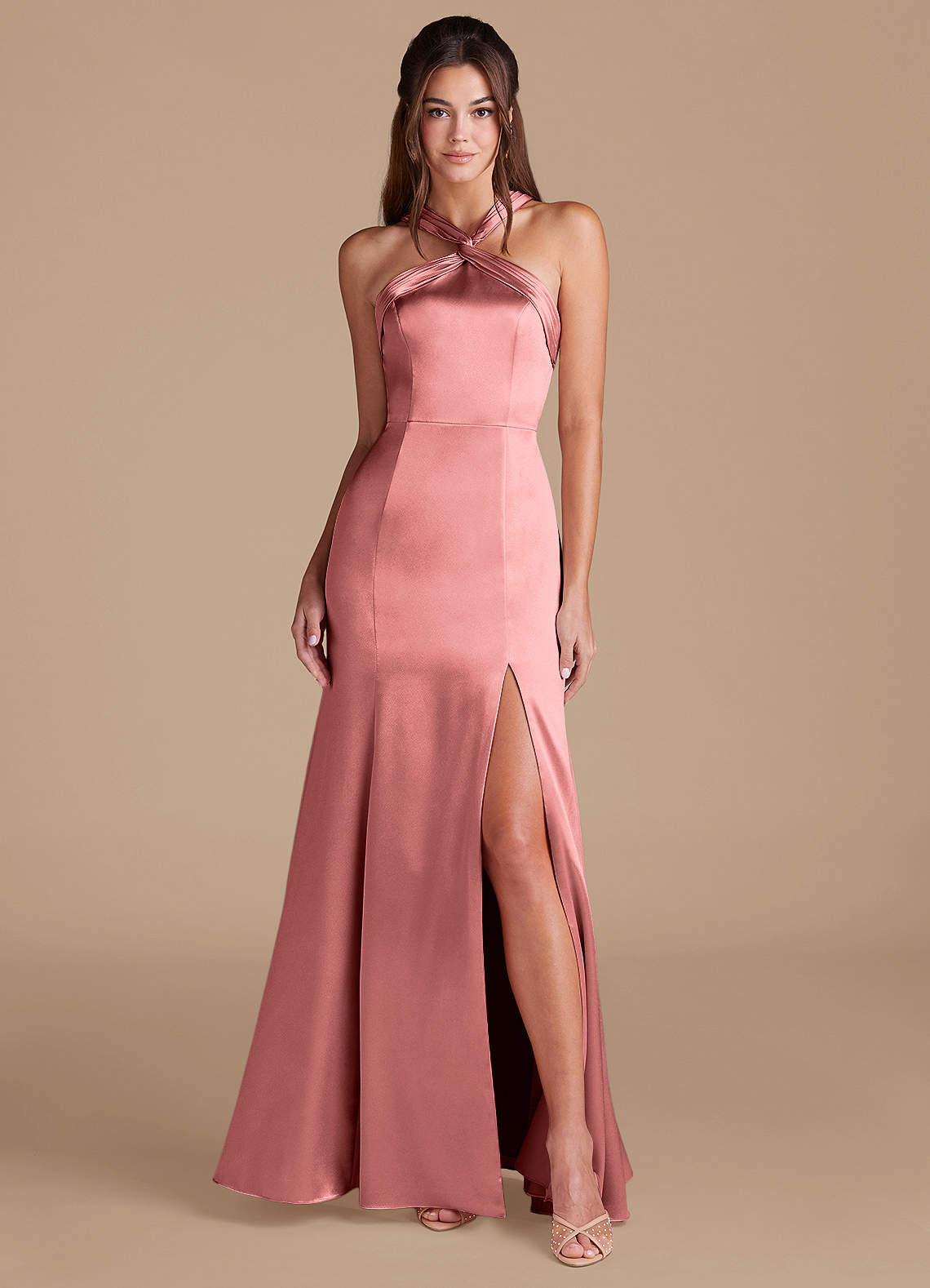 Azazie Rue Robes de demoiselle d'honneur Robe Fourreau en Satiné métallisé Plissée Rosette image1